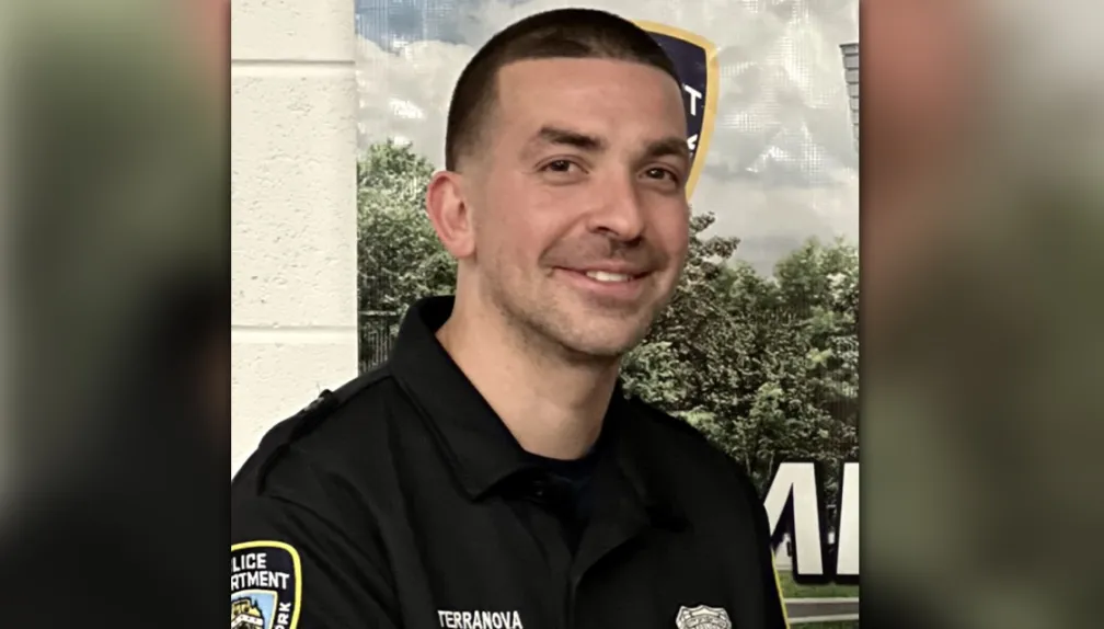 Ex policía de la ciudad de NY fue condenado por un jurado federal por explotación infantil, intento de explotación infantil y coerción de un menor. Ex policía de la ciudad de NY fue condenado por un jurado federal por explotación infantil, intento de explotación infantil y coerción de un menor.
