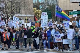 Manifestantes frente a la alcaldía de Orlando: estamos pasando por ‘un ataque a la democracia’ Manifestantes frente a la alcaldía de Orlando: estamos pasando por ‘un ataque a la democracia’