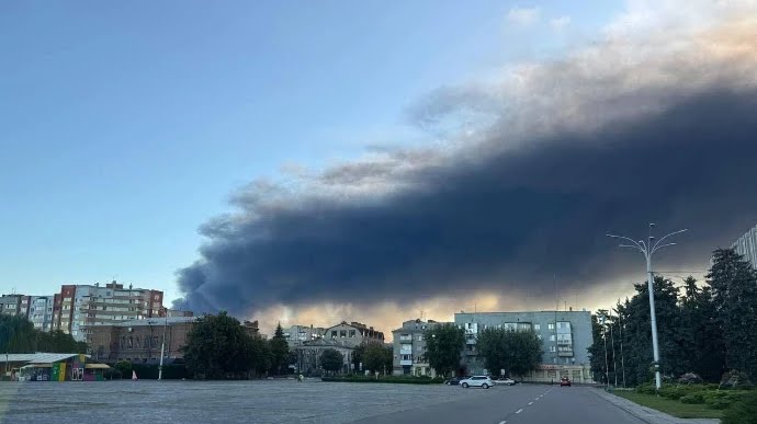 Por qué Rusia sigue bombardeando una refinería de petróleo de Ucrania que ya está destruida