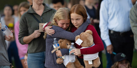 Analizan «manifiesto» de la atacante que dejó 2 niños muertos y 18 heridos en escuela católica de Minneapolis, EE.UU.