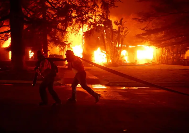 Bomberos trabajan para contener incendios en condados de Los Ángeles, que han dejado al menos diez muertos y miles de evacuaciones Bomberos trabajan para contener incendios en condados de Los Ángeles, que han dejado al menos diez muertos y miles de evacuaciones