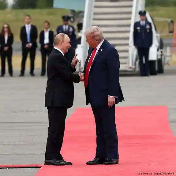 Primer apretón de manos entre Trump y Putin en Alaska