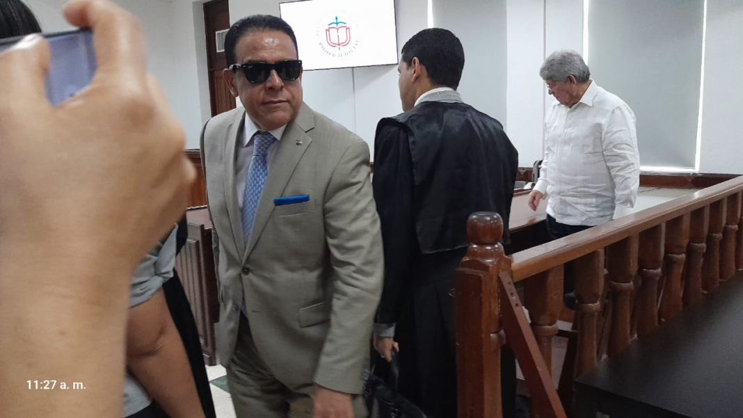 «Solo esperamos justicia», dice hermano de Danilo Medina tras salir de audiencia del caso Antipulpo, fallo será esta tarde a las 5 «Solo esperamos justicia», dice hermano de Danilo Medina tras salir de audiencia del caso Antipulpo, fallo será esta tarde a las 5