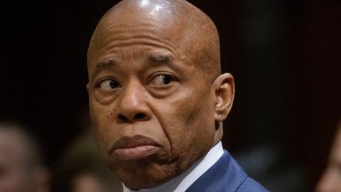 Crisis política en Nueva York: alcalde Adams se deslinda de aliados acusados; Mamdani y Cuomo denuncian corrupción