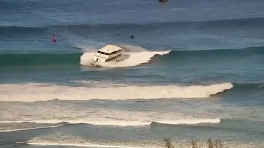 Barco de pasajeros encalla en fuerte oleaje frente a playa de Hawaii Barco de pasajeros encalla en fuerte oleaje frente a playa de Hawaii
