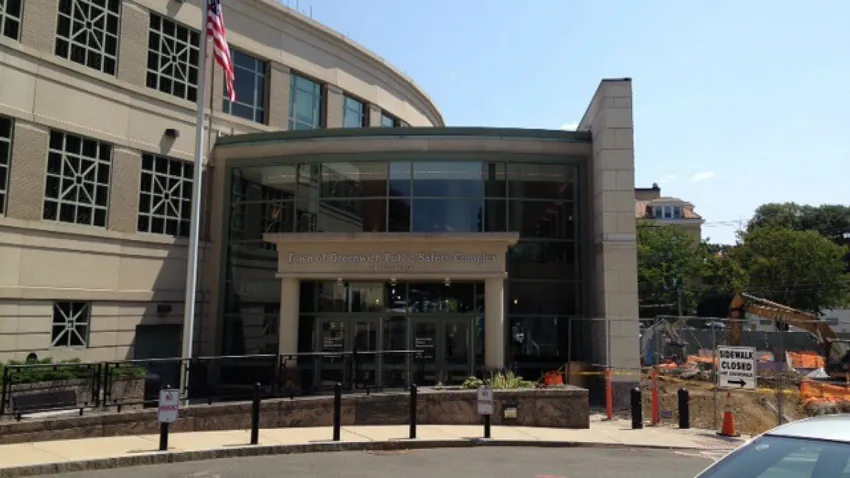 Detectives investigan la muerte de dos personas en una casa de Connecticut Detectives investigan la muerte de dos personas en una casa de Connecticut