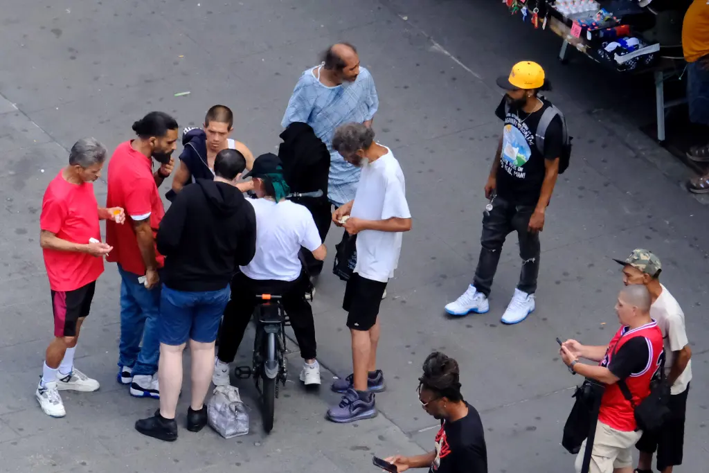Eric Adams avanza en la lucha contra el consumo de drogas en público en Nueva York con una nueva ley que permite a los médicos internar involuntariamente a los adictos