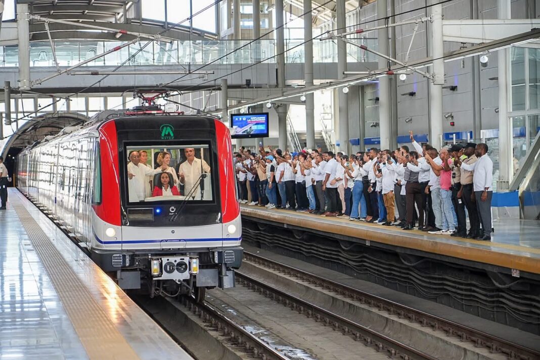 Presidente Abinader inaugura ampliación y pasillo de interconexión peatonal del Metro de Santo Domingo Presidente Abinader inaugura ampliación y pasillo de interconexión peatonal del Metro de Santo Domingo
