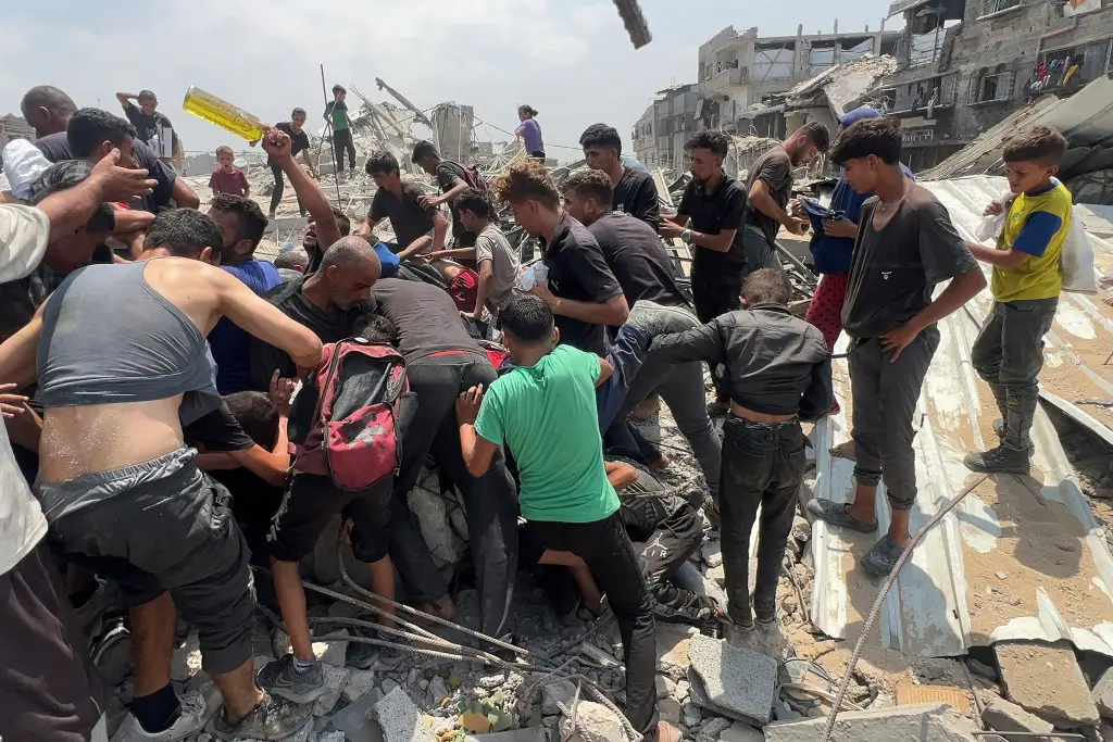 Mediadores estadounidenses y qataríes intentan elaborar un paquete de última hora para lograr un alto el fuego y un acuerdo sobre rehenes antes de la toma de posesión de Gaza por parte de Israel. Mediadores estadounidenses y qataríes intentan elaborar un paquete de última hora para lograr un alto el fuego y un acuerdo sobre rehenes antes de la toma de posesión de Gaza por parte de Israel.