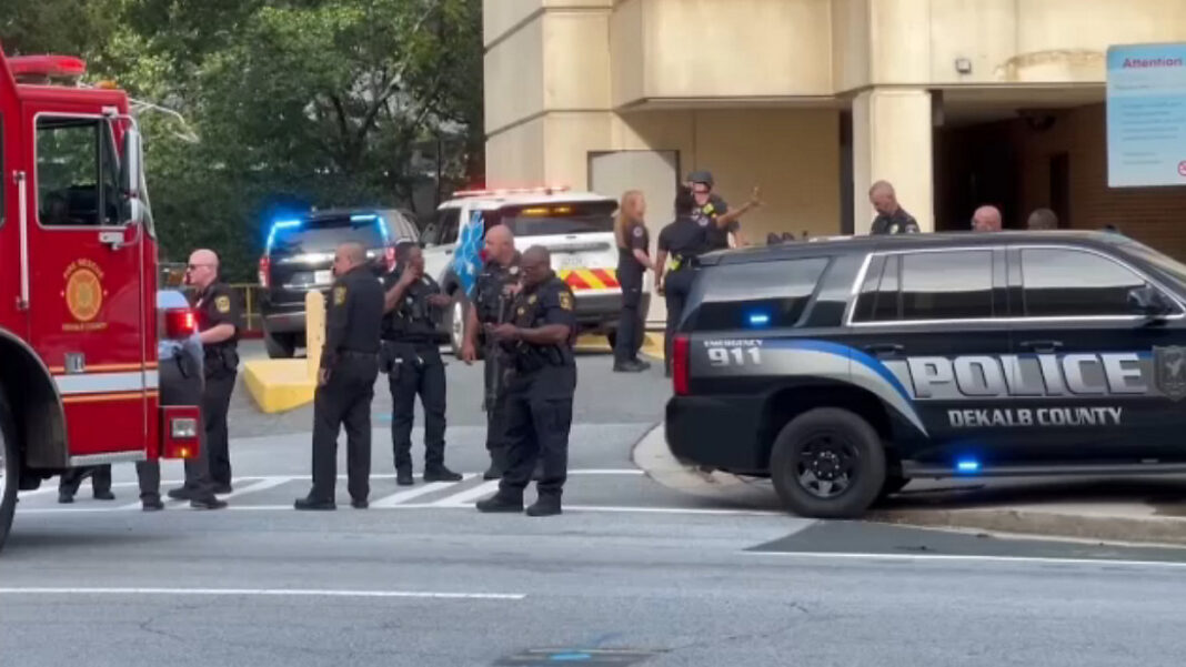 Muere un agente de policía y el sospechoso de un tiroteo cerca de la sede de los CDC en Atlanta Muere un agente de policía y el sospechoso de un tiroteo cerca de la sede de los CDC en Atlanta