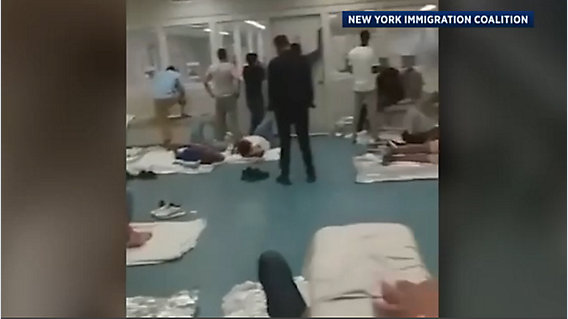 Un detenido por ICE demanda a la administración por malas condiciones en un edificio federal de Manhattan Un detenido por ICE demanda a la administración por malas condiciones en un edificio federal de Manhattan