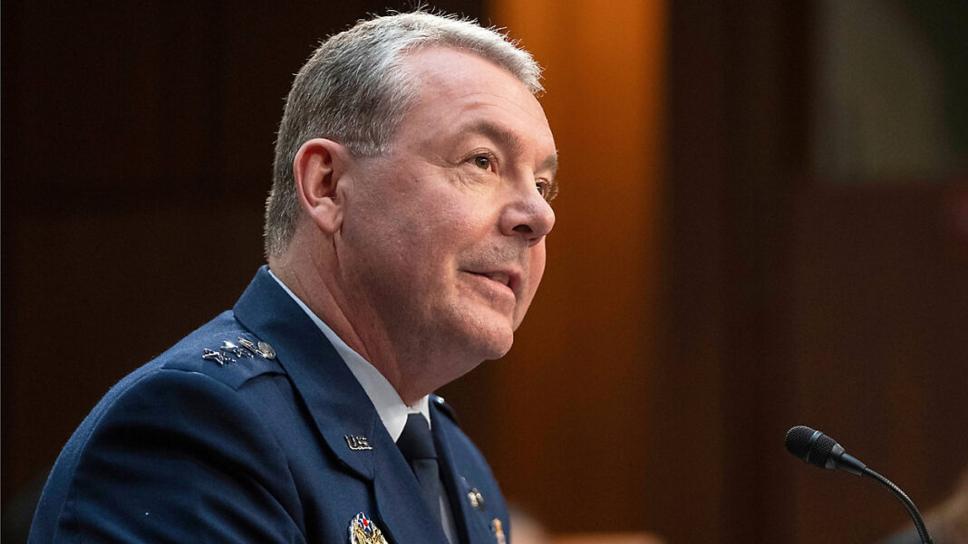 Secretario de Defensa despide a general por informe que enfureció a Trump