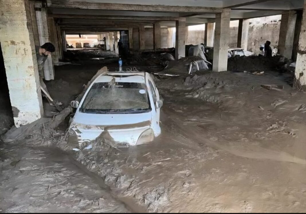 Más de 350 muertos en menos de una semana mientras las inundaciones monzónicas continúan devastando comunidades en Pakistán