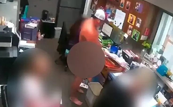 Un médico parafílico pierde su licencia después de ser grabado acechando desnudo por la oficina y realizando un acto sexual con una empleada Un médico parafílico pierde su licencia después de ser grabado acechando desnudo por la oficina y realizando un acto sexual con una empleada