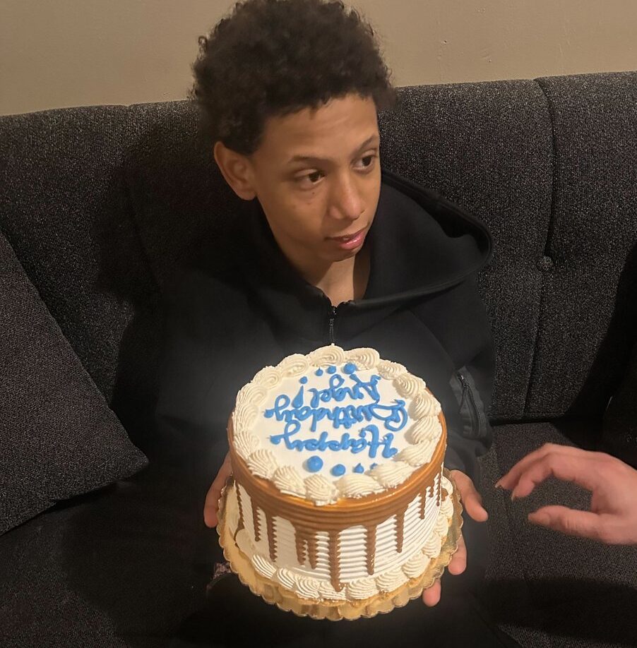 Un joven hispano de 14 años fue apuñalado hasta la muerte en un parque de Nueva York, a media milla de su casa. Un joven hispano de 14 años fue apuñalado hasta la muerte en un parque de Nueva York, a media milla de su casa.