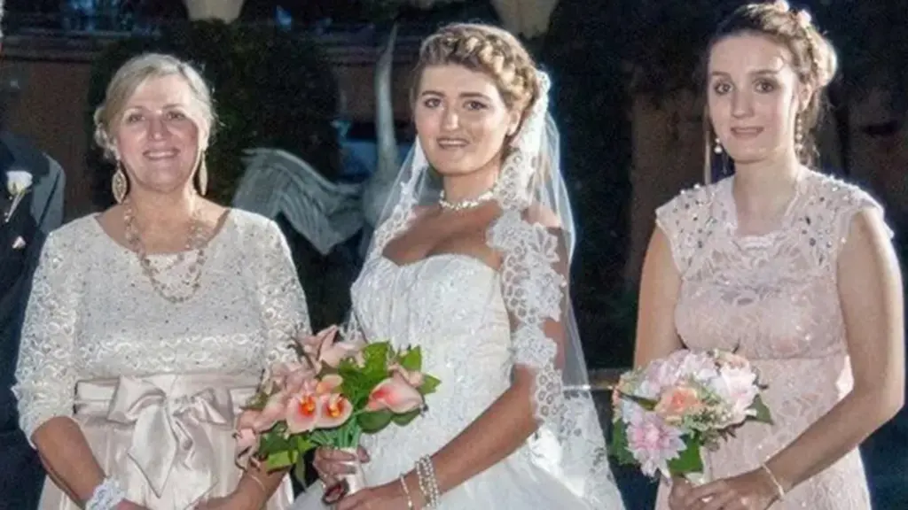 Una niña de cinco años ensangrentado corre en busca de ayuda tras ver a su padre matar a su madre, a su abuela, a su tía y a él mismo en un asesinato-suicidio Una niña de cinco años ensangrentado corre en busca de ayuda tras ver a su padre matar a su madre, a su abuela, a su tía y a él mismo en un asesinato-suicidio