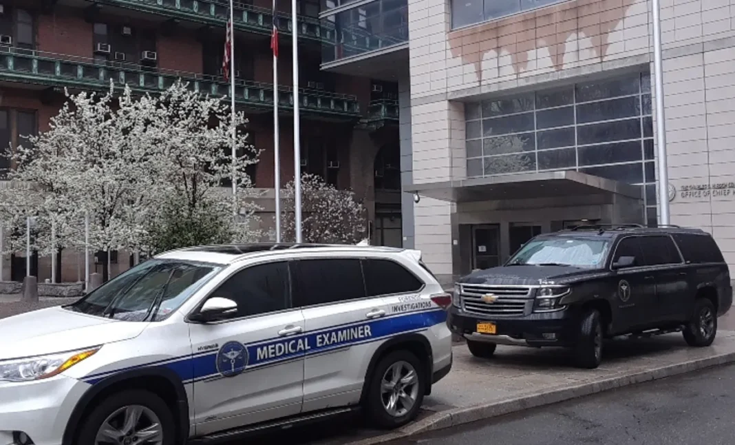 Hombre baleado con su propia arma: pelea entre amigos en hogar en Queens, Nueva York