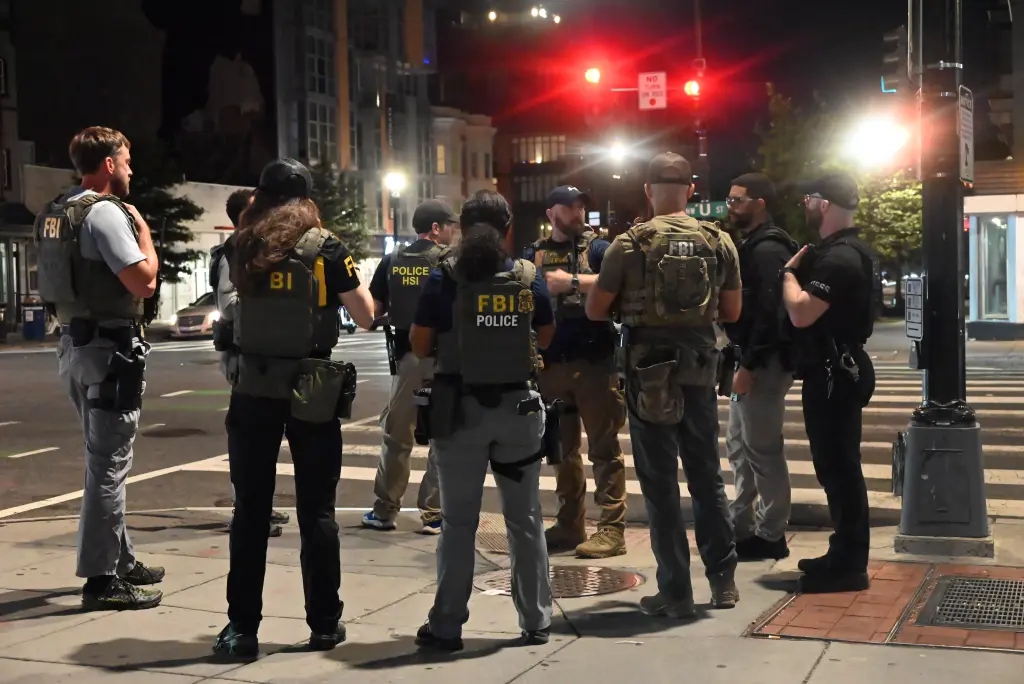 Trump toma el control de la policía de Washington D. C. y despliega la Guardia Nacional en una histórica ofensiva contra los delitos capitales Trump toma el control de la policía de Washington D. C. y despliega la Guardia Nacional en una histórica ofensiva contra los delitos capitales
