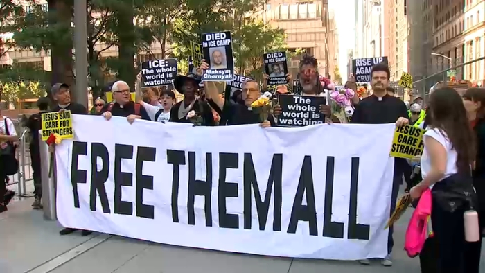 Manifestantes afirman que ICE utiliza un centro de procesamiento como centro de detención en Nueva York Manifestantes afirman que ICE utiliza un centro de procesamiento como centro de detención en Nueva York