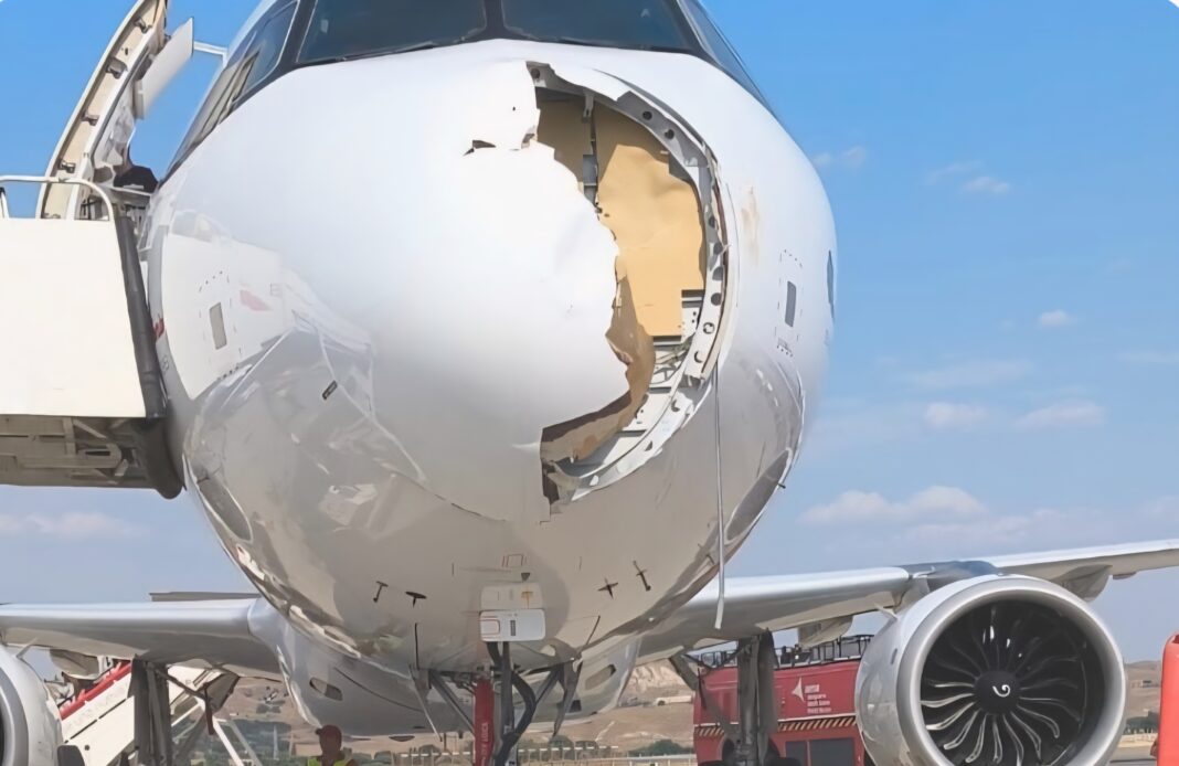 El impacto de un buitre provoca daños en un avión A321XLR de Iberia recién estrenado El impacto de un buitre provoca daños en un avión A321XLR de Iberia recién estrenado