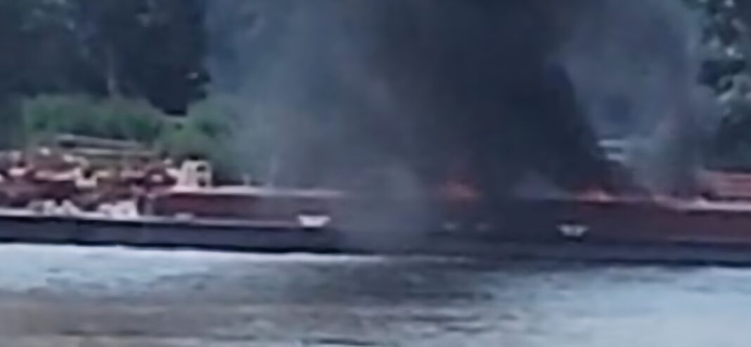 Al menos dos muertos luego de que un helicóptero se estrelló contra un barco en el río Misisipi Al menos dos muertos luego de que un helicóptero se estrelló contra un barco en el río Misisipi