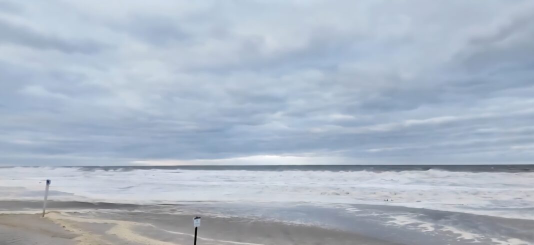 El huracán Erin se aleja de la Costa Oeste de los EEUU., pero efectos residuales en la costa continúan hasta el fin de semana