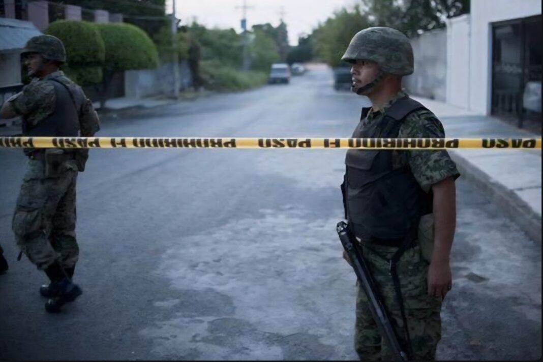 Seis cabezas decapitadas dejadas en una bulliciosa calle de una ciudad mexicana con una amenaza críptica escrita en una manta