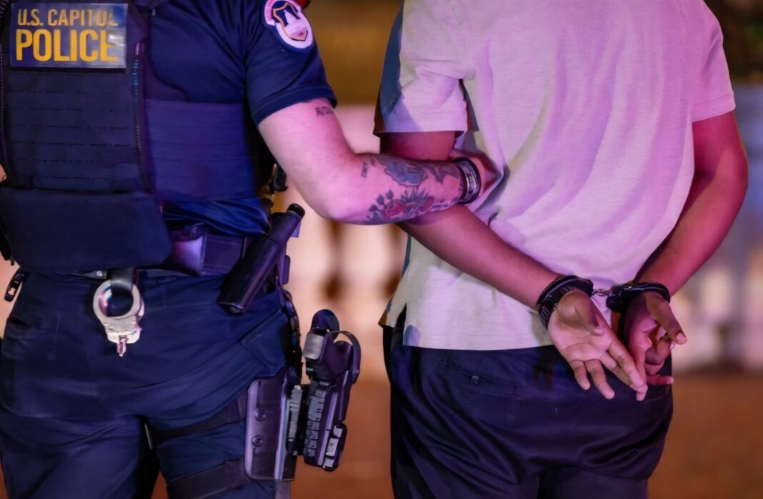 Trump firma una orden ejecutiva para acabar con la libertad sin fianza en efectivo en Washington D.C. y otras ciudades