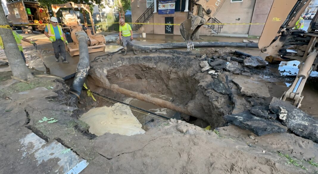 Residentes de Paterson, New Jersey se ven afectados una vez más por otra rotura de tubería