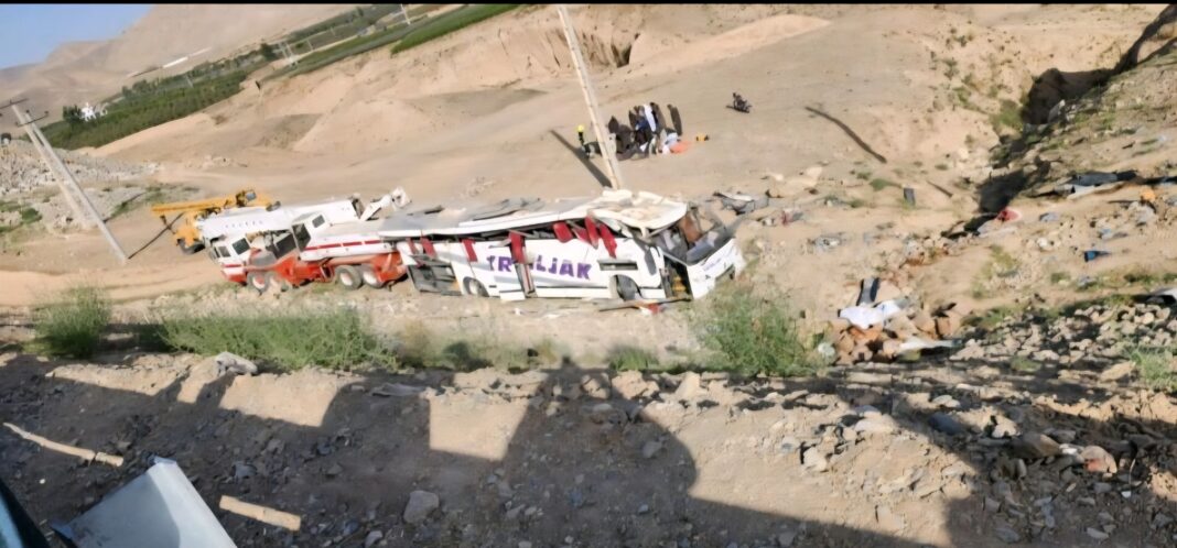 Al menos 26 muertos y 14 heridos en un accidente de autobús cuando el vehículo se salió de la carretera y rodó por el terraplén en Afganistán