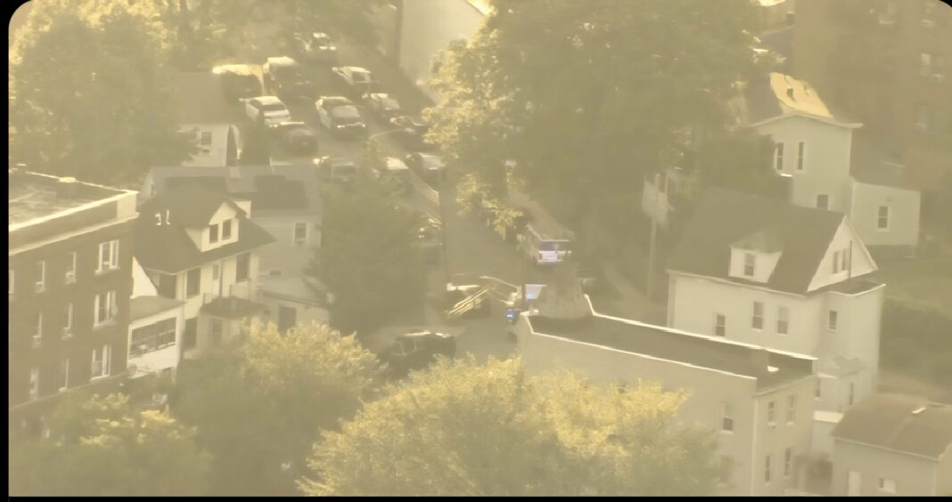 Persecución policial paraliza intersección en Westchester y servicio de Metro-North