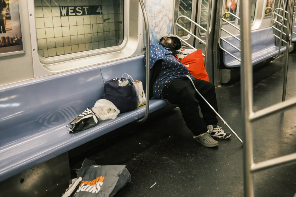 El alcalde Adams anuncia que más de 1.000 neoyorquinos sin hogar fueron trasladados del metro a hogares permanentes gracias al Plan de Seguridad del Metro. El alcalde Adams anuncia que más de 1.000 neoyorquinos sin hogar fueron trasladados del metro a hogares permanentes gracias al Plan de Seguridad del Metro.