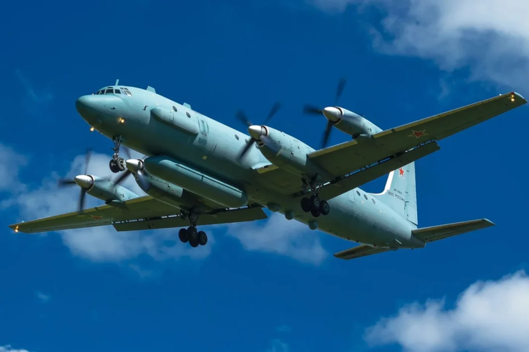La Fuerza Aérea de EE. UU. intercepta el avión de inteligencia electrónica ruso Il-20M cerca del espacio aéreo de Alaska .