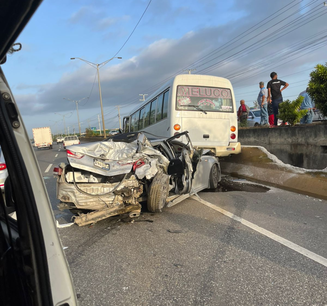 Accidente de tránsito en Las Américas entre un carro y una guagua, provoca tremendo tapon, se desconoce si hay muertos