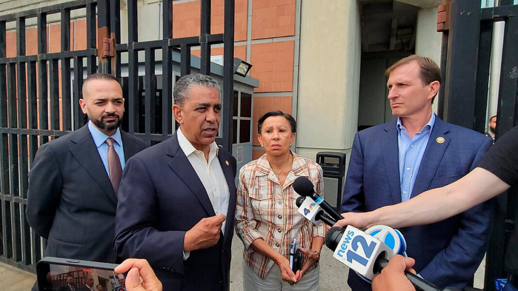 Niegan a tres congresistas el acceso a una cárcel de Nueva York con inmigrantes detenidos Niegan a tres congresistas el acceso a una cárcel de Nueva York con inmigrantes detenidos