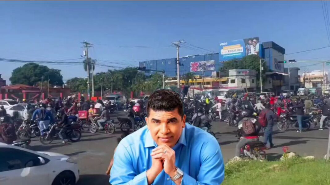 Motoristas se revelan contra Alcalde de Santo Domingo Este en la capital dominicana por cobro de mil pesos para transitar en las calles Motoristas se revelan contra Alcalde de Santo Domingo Este en la capital dominicana por cobro de mil pesos para transitar en las calles