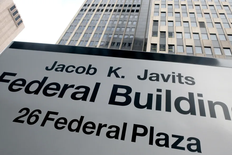 Juez ordena a administración Trump mejorar condiciones para migrantes detenidos en Nueva York Juez ordena a administración Trump mejorar condiciones para migrantes detenidos en Nueva York