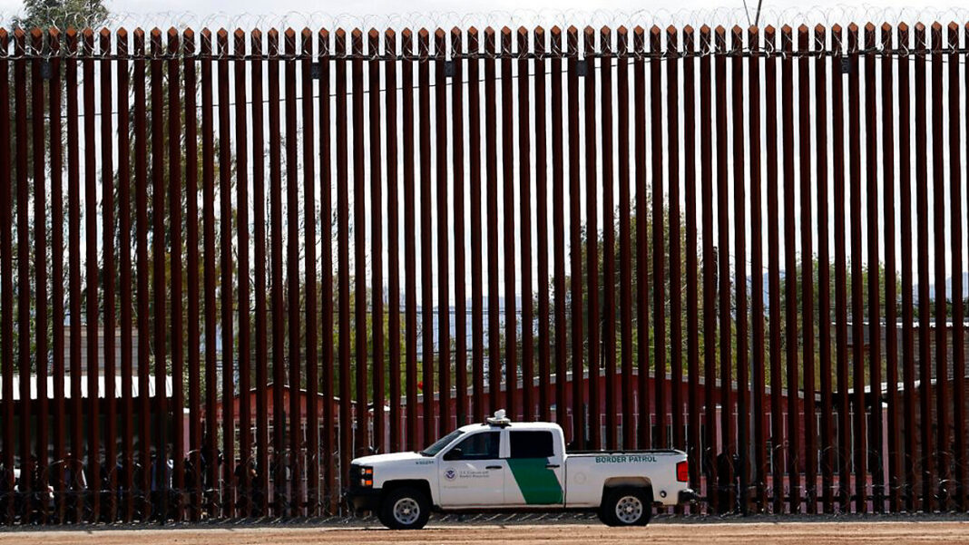 EEUU pintará de negro todo el muro fronterizo con México para evitar que sea escalado