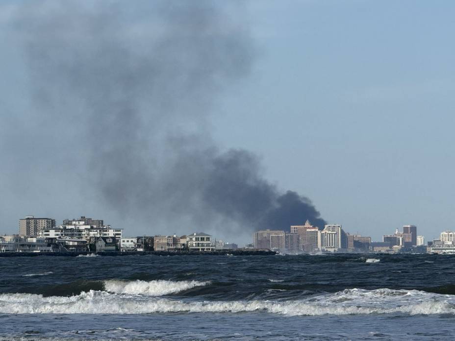 Cubren llamas edificio escolar en ruinas y tiñen de humo la costa de NJ Cubren llamas edificio escolar en ruinas y tiñen de humo la costa de NJ