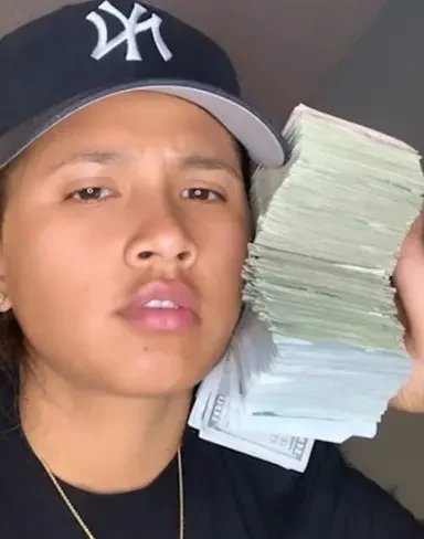 Una empleada postal estadounidense robó tarjetas y cheques del correo para financiar un estilo de vida lujoso y unas vacaciones tropicales que presumió en línea. Una empleada postal estadounidense robó tarjetas y cheques del correo para financiar un estilo de vida lujoso y unas vacaciones tropicales que presumió en línea.