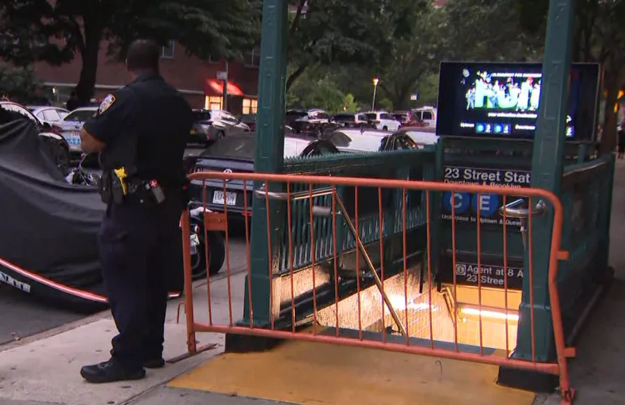 Mujer apuñalada en estación de metro de Manhattan durante hora pico Mujer apuñalada en estación de metro de Manhattan durante hora pico