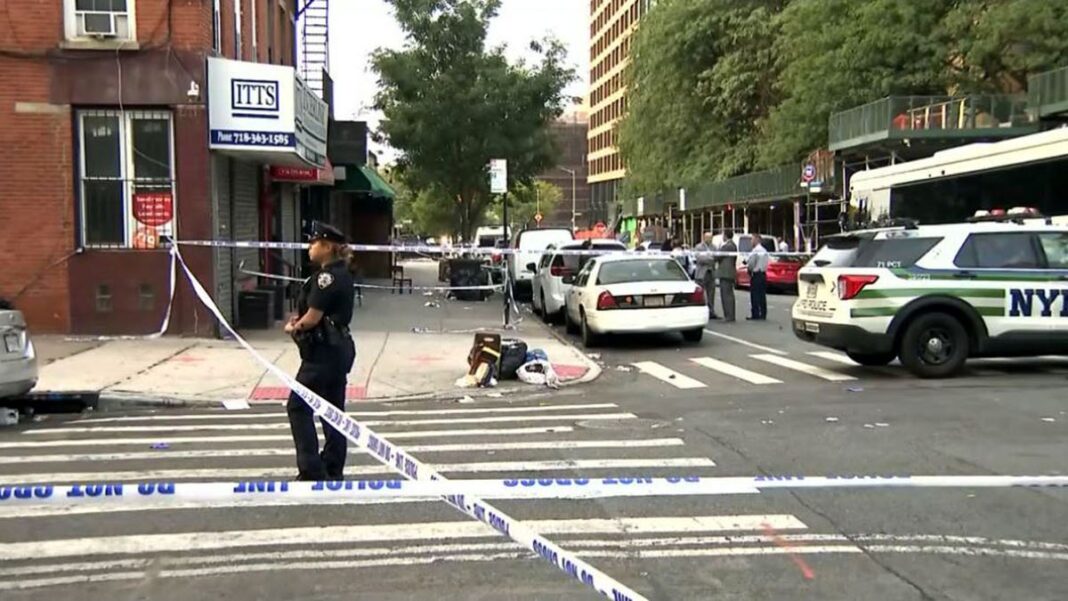 Policía identifica a los 3 hombres asesinados en tiroteo relacionado con pandillas dentro de un salón en Brooklyn
