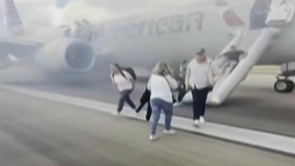 El ala de un avión de Delta golpea a una aeronave vacía al alejarse de la puerta de embarque en el aeropuerto de Atlanta El ala de un avión de Delta golpea a una aeronave vacía al alejarse de la puerta de embarque en el aeropuerto de Atlanta