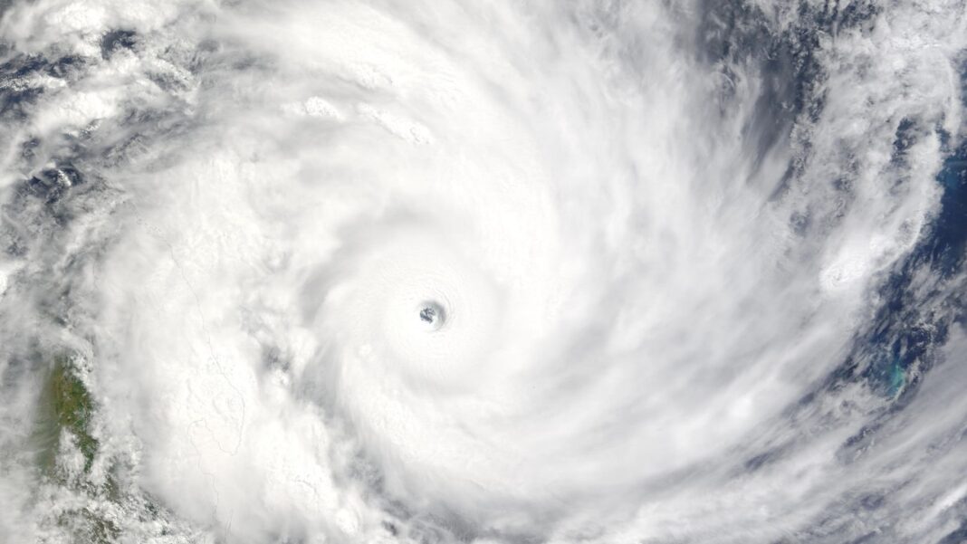 Huracán Erin sigue alejándose de RD pero efectos incidirán en varias regiones del país