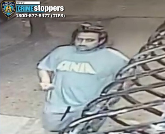 Un enfermo de Nueva York presuntamente abusó de una anciana que dormía en su casa y le robó su pijama, dice la policía