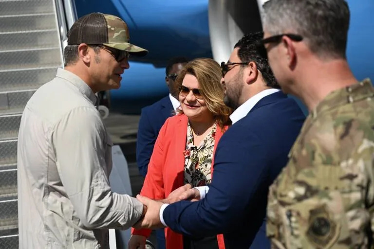 El secretario de Guerra de Trump visita por sorpresa Puerto Rico y el mayor buque de EE.UU. desplegado cerca de Venezuela