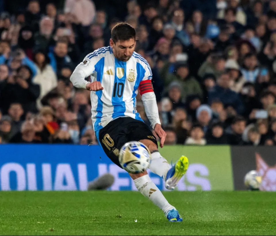 Messi se despide de su público con doblete en la goleada de Argentina sobre Venezuela