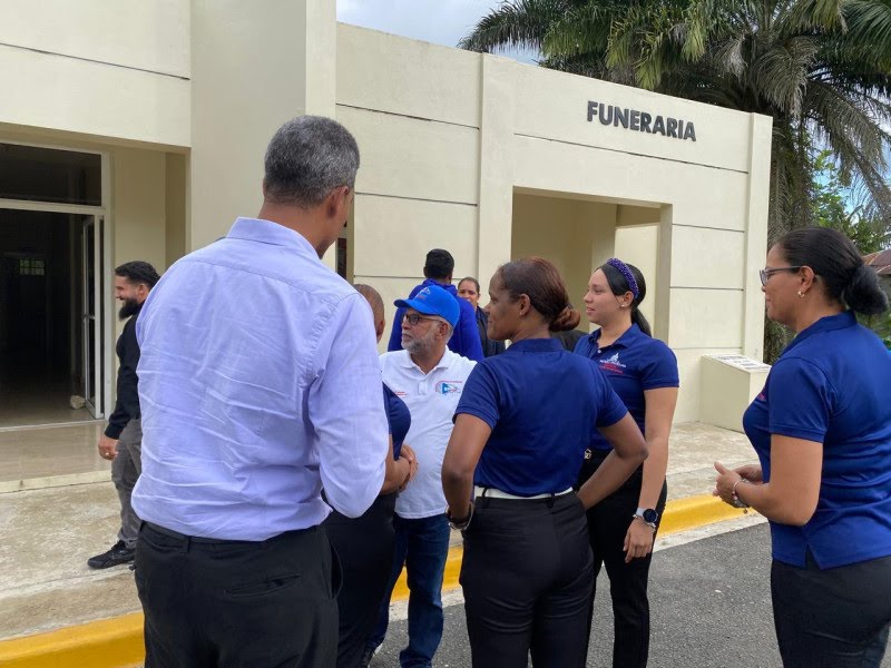 Estudiantes reciben clases en funeraria en Tenares, Hermanas Mirabal, en RD, porque liceo tiene once años en construcción