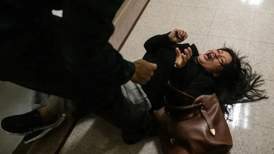 Despiden a agente del ICE que tiró al suelo a una inmigrante en edificio federal de Nueva York