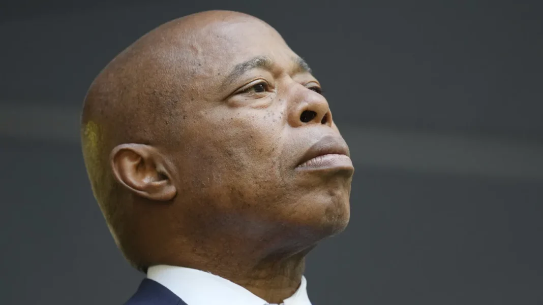 Alcalde Adams sobrevivió a un año de escándalos y acusaciones, pero Nueva York ha llevado la carga